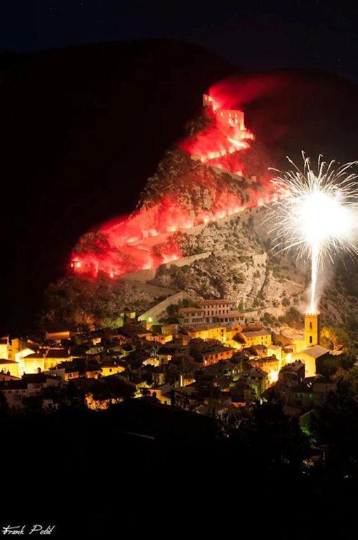L'Orbitelle Lägenhet Entrevaux Exteriör bild